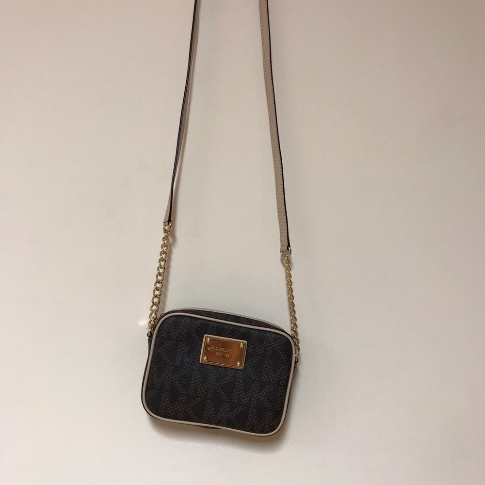 Women’s cross body bag from Michael kore